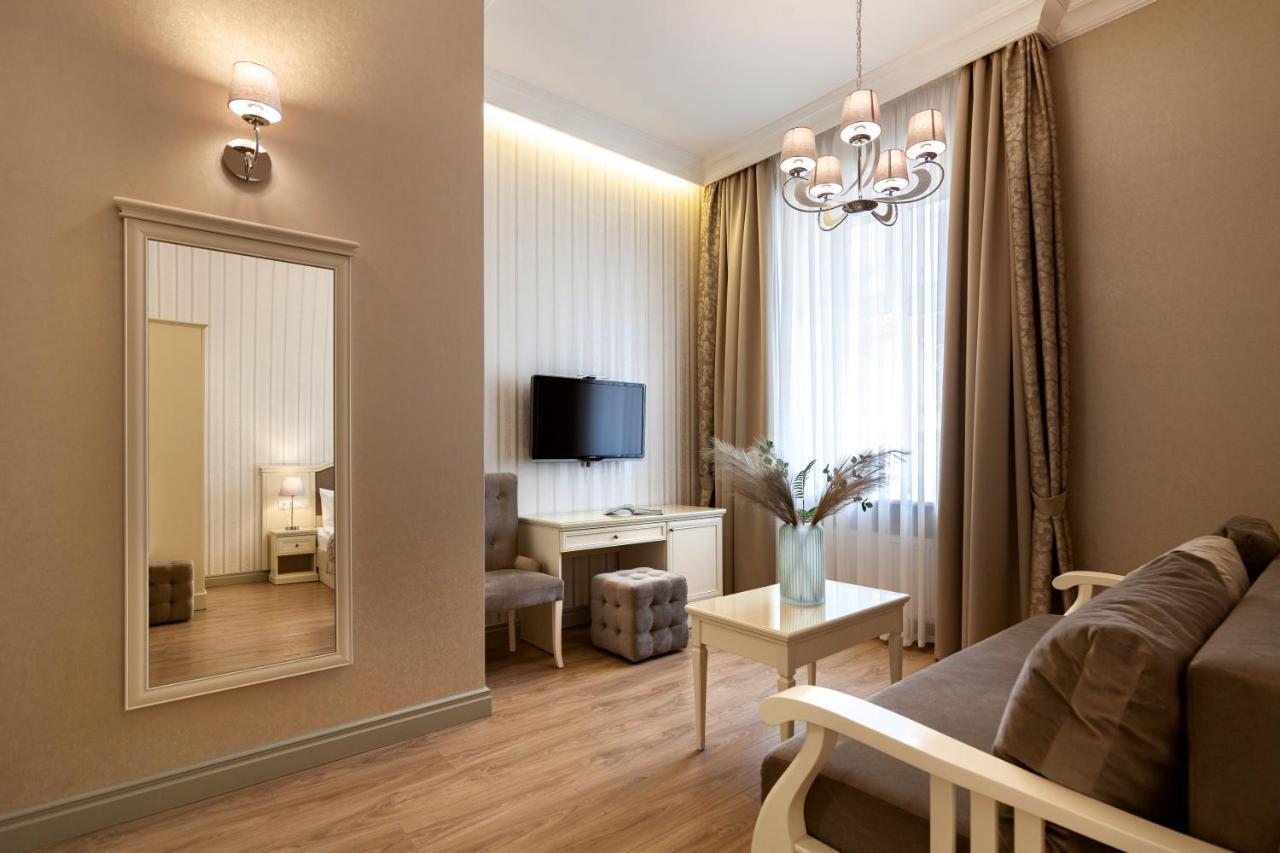 Royal Mini-Apart Hotel On Rynok Square Leopoli Esterno foto